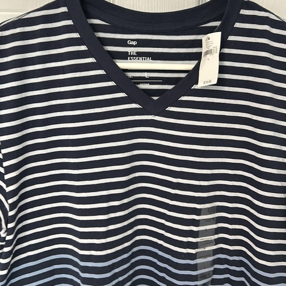 NWT Men’s GAP V Neck Striped Short Sleeve Tee Size Large - Picture 2 of 5